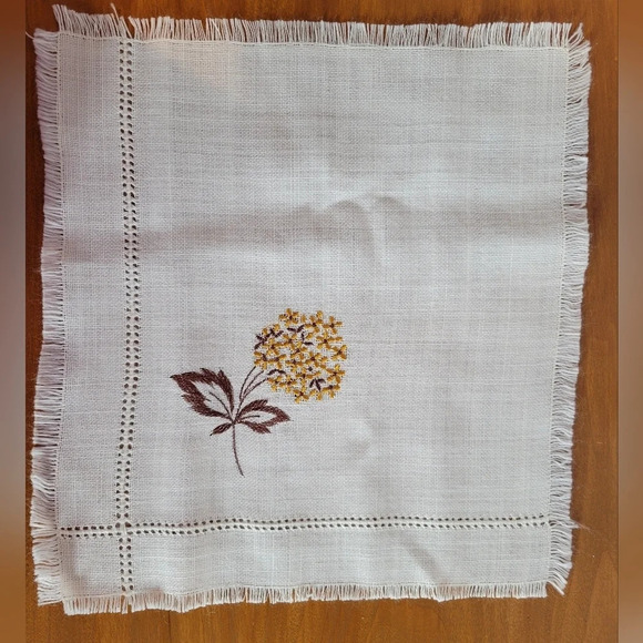 Vintage Handmade Embroidered White With  Yellow Flowers Table Mats lot of 5 - Picture 4 of 11